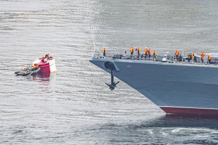 Владивосток. Рабочие устанавливают парадную бочку во время постановки кораблей Тихоокеанского флота (ТОФ) ко Дню военно-морского флота (ВМФ) 2022 в бухте Золотой Рог.