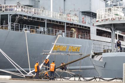 Владивосток. Корабль измерительного комплекса `Маршал Крылов` во время постановки кораблей Тихоокеанского флота (ТОФ) ко Дню военно-морского флота (ВМФ) 2022 в бухте Золотой Рог.