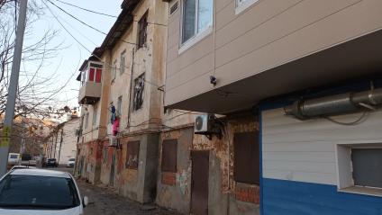 Владивосток. Дом по адресу улица 2-я Строительная 12, признанный аварийный в 2013 году, которому затем поменяли статус.