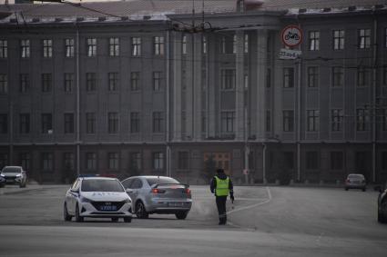 Омск. Корреспонденты `Комсомольской правды` Владимир Ворсобин и Иван Макеев путешествуют автостопом по России. ДПС на улице города.