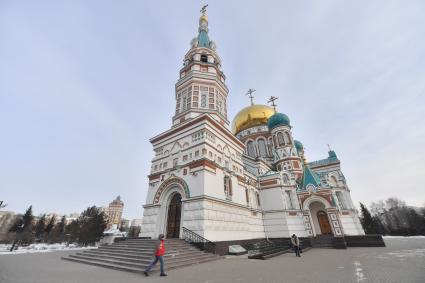 Омск. Корреспонденты `Комсомольской правды` Владимир Ворсобин и Иван Макеев путешествуют автостопом по России. Вид на Свято-Успенский собор.