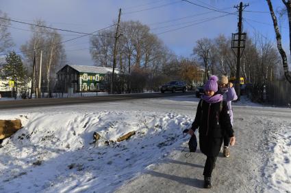 Кировская область. Поселок Афанасьево.   Корреспонденты `Комсомольской правды` Владимир Ворсобин и Иван Макеев путешествуют автостопом по России. Дети на улице.