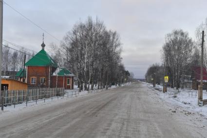 Кировская область. Поселок Афанасьево.   Корреспонденты `Комсомольской правды` Владимир Ворсобин и Иван Макеев путешествуют автостопом по России. Старообрядческая  церковь.