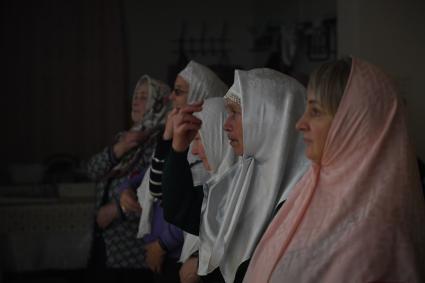Кировская область. Поселок Афанасьево. Корреспонденты `Комсомольской правды` Владимир Ворсобин и Иван Макеев путешествуют автостопом по России. В старообрядческой церкви.