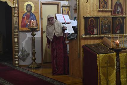 Кировская область. Поселок Афанасьево. Корреспонденты `Комсомольской правды` Владимир Ворсобин и Иван Макеев путешествуют автостопом по России. В старообрядческой церкви.
