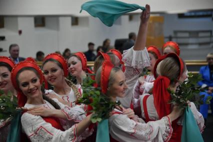 Москва. Участники Государственного академического хореографического ансамбля `Березка` имени Н.С. Надеждиной во время репетиции концерта`Русское хореографическое чудо`.