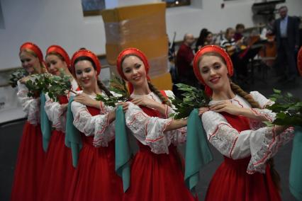 Москва. Участники Государственного академического хореографического ансамбля `Березка` имени Н.С. Надеждиной во время репетиции концерта`Русское хореографическое чудо`.