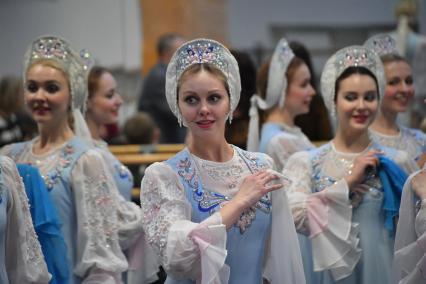 Москва. Участники Государственного академического хореографического ансамбля `Березка` имени Н.С. Надеждиной во время репетиции концерта`Русское хореографическое чудо`.