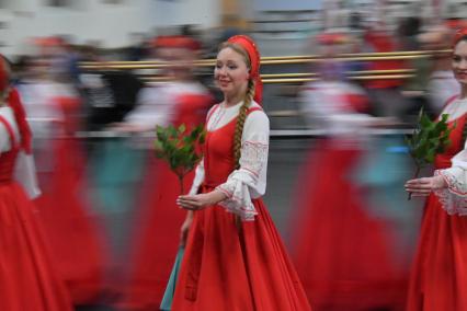 Москва. Участники Государственного академического хореографического ансамбля `Березка` имени Н.С. Надеждиной во время репетиции концерта`Русское хореографическое чудо`.