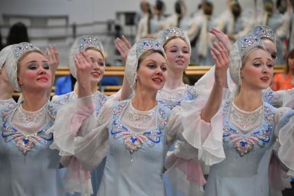 Москва. Участники Государственного академического хореографического ансамбля `Березка` имени Н.С. Надеждиной во время репетиции концерта`Русское хореографическое чудо`.