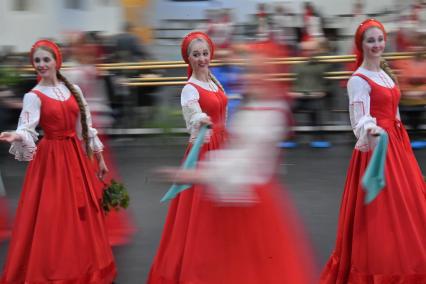 Москва. Участники Государственного академического хореографического ансамбля `Березка` имени Н.С. Надеждиной во время репетиции концерта`Русское хореографическое чудо`.