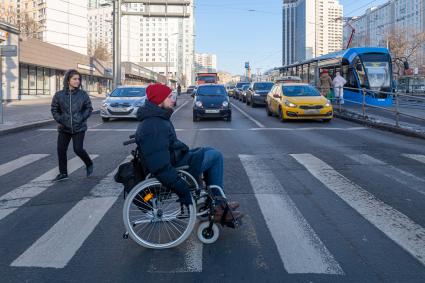 Москва. Корреспондент КП Андрей Абрамов в рубрике `Испытано на себе` тестирует, как люди с инвалидностью передвигаются по городу.