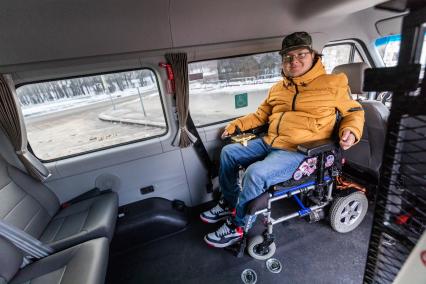 Москва. Корреспондент КП Андрей Абрамов в рубрике `Испытано на себе` тестирует, как люди с инвалидностью передвигаются по городу. На снимке: менеджер проектов фонда `Действуй!` Денис Редькин едет в микроавтобусе JAC Sunray 4С со специальным подъемником.