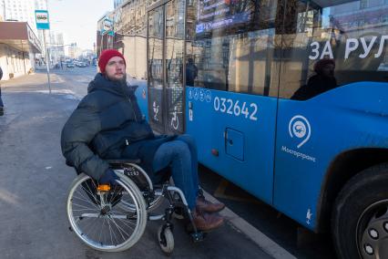 Москва. Корреспондент КП Андрей Абрамов в рубрике `Испытано на себе` тестирует, как люди с инвалидностью передвигаются по городу.