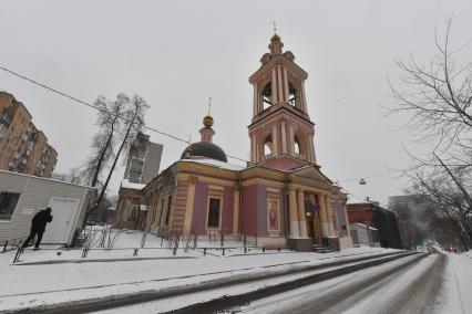 Москва.   Вид на храм Великомученицы Ирины в Покровском.