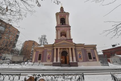 Москва.   Вид на храм Великомученицы Ирины в Покровском.