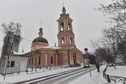 Москва.   Вид на храм Великомученицы Ирины в Покровском.