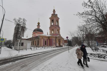 Москва.   Вид на храм Великомученицы Ирины в Покровском.