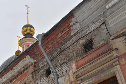 Москва.   Вид на храм Великомученицы Ирины в Покровском.