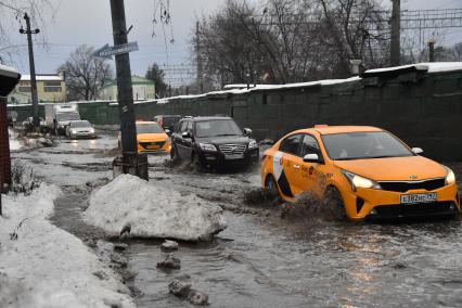 Московская область. Быково. Машины на улицах города после  тропического ливня в декабре.