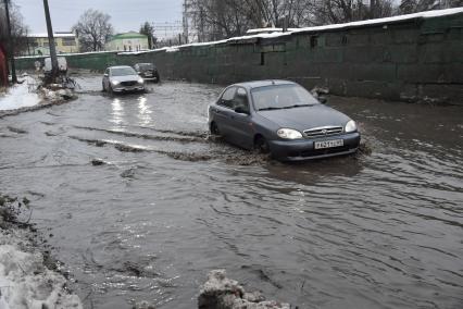 Московская область. Быково. Машины на улицах города после  тропического ливня в декабре.