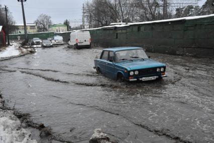 Московская область. Быково. Машины на улицах города после  тропического ливня в декабре.