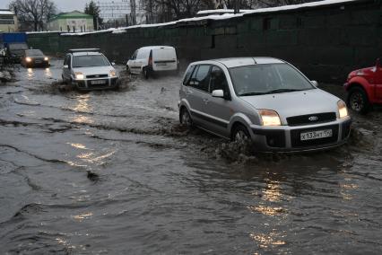 Московская область. Быково. Машины на улицах города после  тропического ливня в декабре.