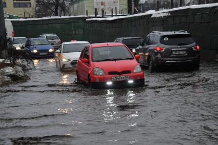 Московская область. Быково. Машины на улицах города после  тропического ливня в декабре.