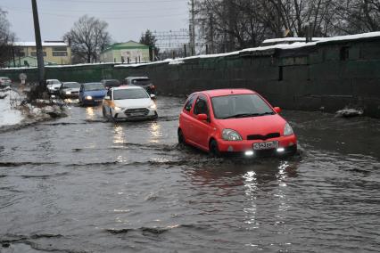 Московская область. Быково. Машины на улицах города после  тропического ливня в декабре.