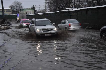 Московская область. Быково. Машины на улицах города после  тропического ливня в декабре.