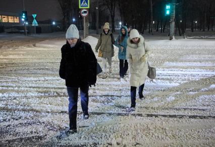 Пермь. Пешеходы переходят заснеженную дорогу.