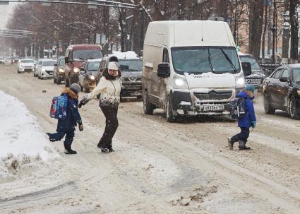 Пермь. Женщина с детьми переходят дорогу.