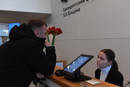 Екатеринбург. Корреспонденты `Комсомольской правды` Владимир Ворсобин и Иван Макеев путешествуют автостопом по России. Корреспондент `Комсомольской правды` Владимир Ворсобин в Президентском центре Бориса Ельцина (Ельцин Центр).