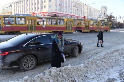 Екатеринбург. Корреспонденты `Комсомольской правды` Владимир Ворсобин и Иван Макеев путешествуют автостопом по России.  Прохожие на одной из улиц города.