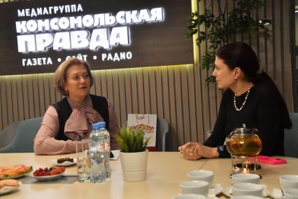 Москва. Руководитель Федеральной службы по надзору в сфере защиты прав потребителей и благополучия человека – главный государственный санитарный врач РФ Анна Попова (слева) и Генеральный директор и главный редактор `Комсомольской правды` Олеся Носова в редакции`Комсомольская правда`.