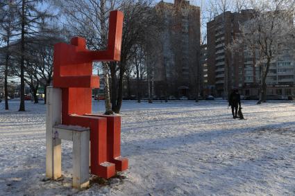 Пермь. Корреспонденты `Комсомольской правды` Владимир Ворсобин и Иван Макеев путешествуют автостопом по России. Арт-объект `Красные человечки ` на улице города.