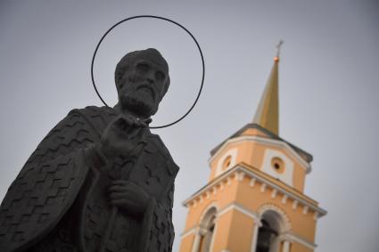 Пермь. Корреспонденты `Комсомольской правды` Владимир Ворсобин и Иван Макеев путешествуют автостопом по России.  Памятник Николаю Чудотворцу.