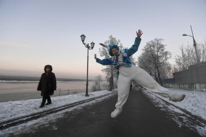 Пермь. Корреспонденты `Комсомольской правды` Владимир Ворсобин и Иван Макеев путешествуют автостопом по России.  Женщина в костюме клоуна на улице города