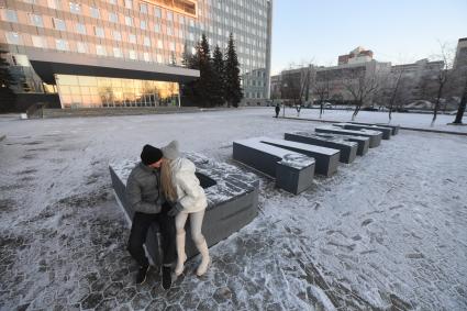 Пермь. Корреспонденты `Комсомольской правды` Владимир Ворсобин и Иван Макеев путешествуют автостопом по России.  Молодые люди на  арт-скамейке `ВЛАСТЬ`.