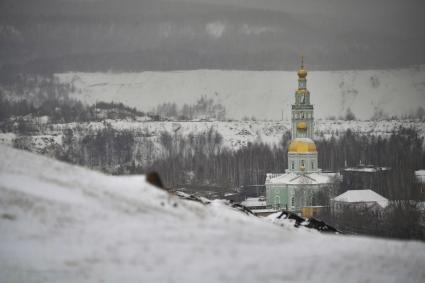 Свердловская область. Нижний Тагил. Корреспонденты `Комсомольской правды` Владимир Ворсобин и Иван Макеев путешествуют автостопом по России.  Вид на город сверху. Свято-Троицкий кафедральный собор.