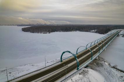 Свердловская область. Нижний Тагил. Корреспонденты `Комсомольской правды` Владимир Ворсобин и Иван Макеев путешествуют автостопом по России.   Вид на мост через Тагильский пруд.