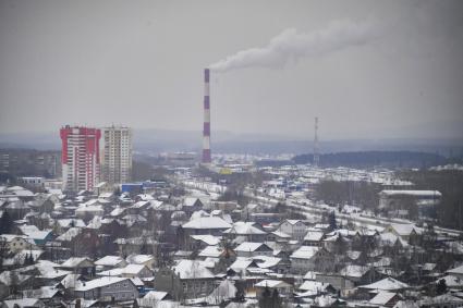 Свердловская область. Нижний Тагил. Корреспонденты `Комсомольской правды` Владимир Ворсобин и Иван Макеев путешествуют автостопом по России.  Вид на город сверху. трубы и высотные здания.