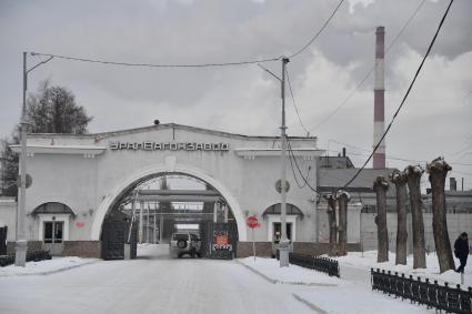 Свердловская область. Нижний Тагил. Корреспонденты `Комсомольской правды` Владимир Ворсобин и Иван Макеев путешествуют автостопом по России.  Ворота УралВагонЗавода.