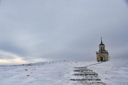 Свердловская область. Нижний Тагил. Корреспонденты `Комсомольской правды` Владимир Ворсобин и Иван Макеев путешествуют автостопом по России.  Лисьегорская сторожевая башня.