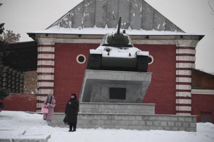 Свердловская область. Нижний Тагил. Корреспонденты `Комсомольской правды` Владимир Ворсобин и Иван Макеев путешествуют автостопом по России. Памятник Т-34.