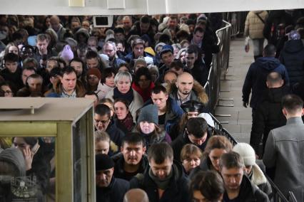 Москва. Пассажиры на станции метро `Арбатская`.