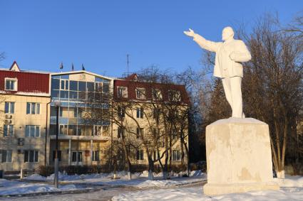 Тюменская область. Омутинское.  Корреспонденты `Комсомольской правды` Владимир Ворсобин и Иван Макеев путешествуют автостопом по России. Памятник Ленину.