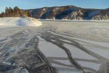 Красноярский край. г.Дивногорск. Замерзающее Красноярское водохранилище.