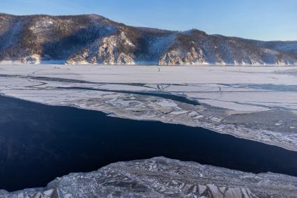 Красноярский край. г.Дивногорск. Замерзающее Красноярское водохранилище.