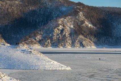 Красноярский край. г.Дивногорск. Замерзающее Красноярское водохранилище.